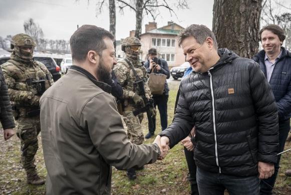 "ძალიან მრცხვენია" - რა განაცხადა უკრაინაში ჩასულმა გერმანიის ვიცე-კანცლერმა: რატომ გაიხსენა ჰაბეკმა ზელენსკისთან 2 წლის წინანდელი შეხვედრა? (ფოტოები)