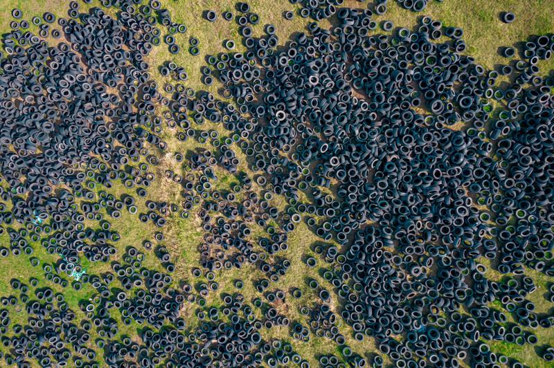 "წარმოგიდგენიათ ამას, რომ ვინმე გაბოროტებულმა ცეცხლი წაუკიდოს..." - ათასობით გადაყრილი საბურავი გლდანში: რა საფრთხეებზე საუბრობენ სოცქსელში? (ფოტოები)