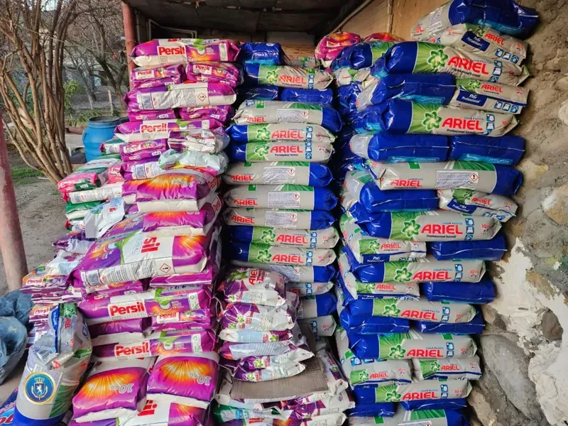 საგამოძიებო სამსახურმა დააკავა 3 პირი, რომლებიც იაფფასიან სარეცხ ფხვნილებს ბრენდირებული სარეცხი საშუალებების სასაქონლო ნიშნებით აფასოებდნენ