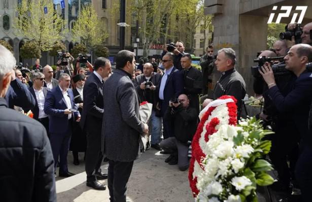 პრემიერ-მინისტრმა და პარლამენტის თავმჯდომარემ "ქართული ოცნების“ ლიდერებთან ერთად, 9 აპრილის მემორიალი გვირგვინით შეამკეს