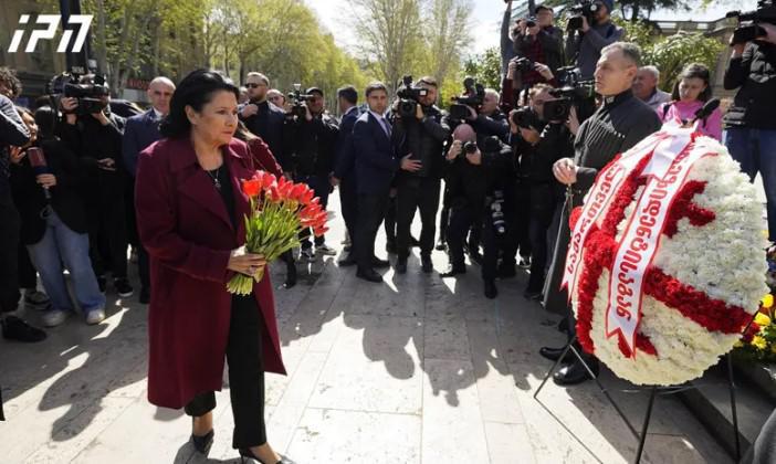 სალომე ზურაბიშვილმა 9 აპრილის მემორიალი გვირგვინით შეამკო და დაღუპულთა ხსოვნას პატივი მიაგო