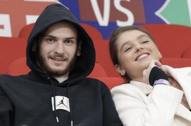 "ჯერ მხოლოდ დაინიშნნენ, მაგრამ როცა ოფიციალურად იქნებიან დაქორწინებულები, მეუღლე ან მაშინ რატომ შეუშლის ხელს საფეხბურთო კარიერაში?!" - რას ჰყვება ხვიჩა კვარაცხელიას მამა?