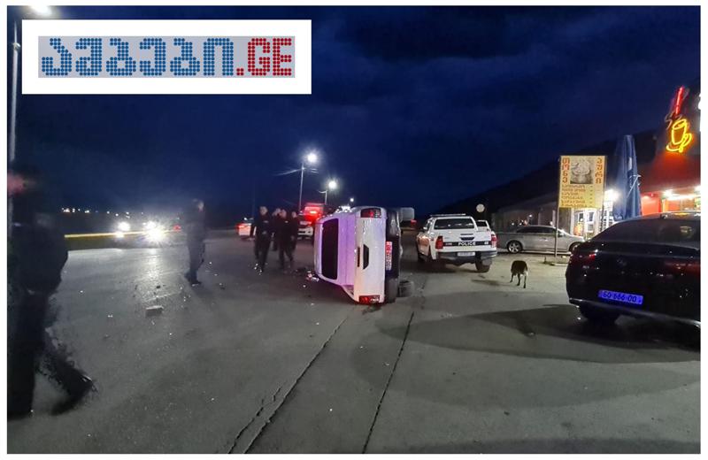 გორთან პიკაპი და მსუბუქი ავტომობილი ერთმანეთს შეეჯახა - ფოტოები შემთხვევის ადგილიდან