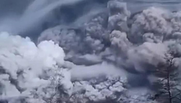 რუსეთში, კამჩატკაზე ვულკანი ამოიფრქვა - ახლომდებარე სოფლები ვულკანის ფერფლში გაეხვა