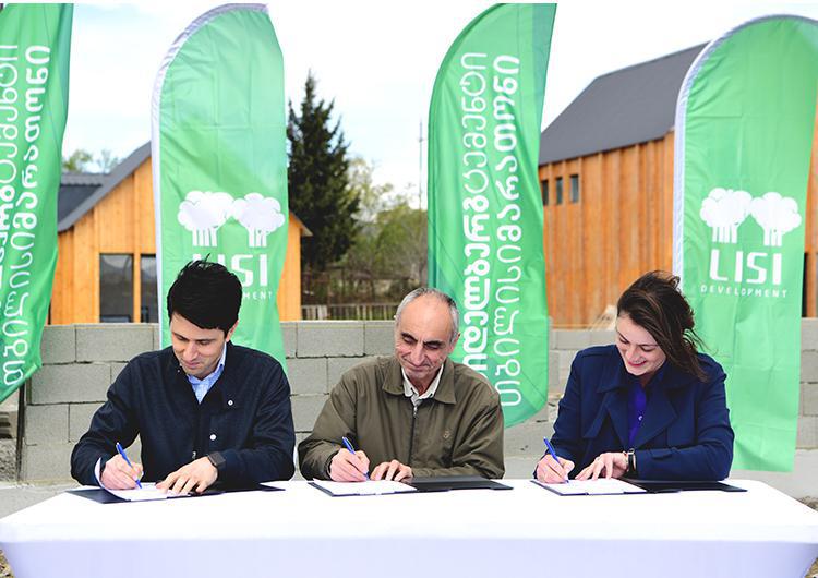 "ფერადი ქალაქის" მშენებლობა გრძელდება - აუტიზმის ეროვნული ცენტრის მეოთხე კოტეჯს  "ჰაიდელბერგცემენტ ჯორჯია" და "ლისი დეველოპმენტი" ააშენებენ