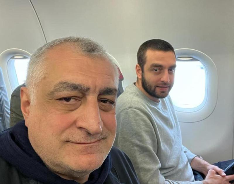 "უცებ 5 ოფიცერი წრეში გვიქცევს, ავიაკომპანიის წარმომადგენელი ამბობს, რომ ბორტზე ვერ აგვიშვებენ" - რა შეემთხვათ ხაზარაძესა და მის შვილს გერმანიის აეროპორტში?