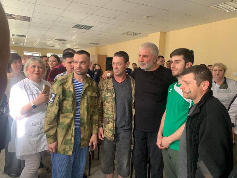 სოსო პავლიაშვილმა ომში დაჭრილ რუს სამხედროებს უმღერა - "შეასრულა ქართული ჰიტებიც..."