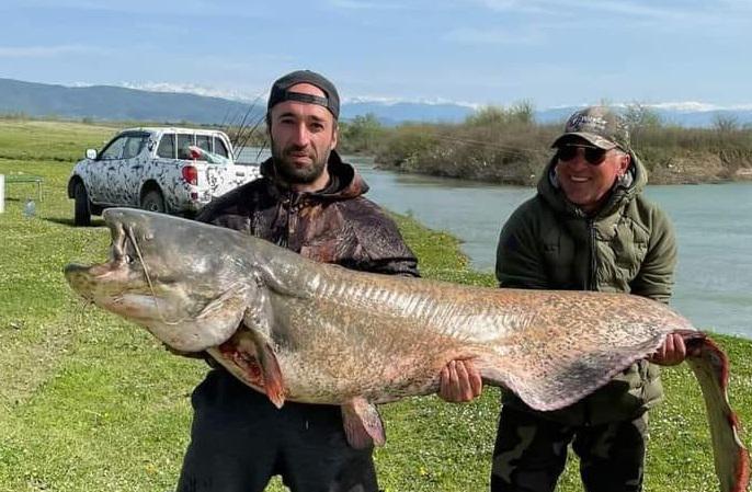 მოყვარულმა მეთევზემ მდინარე ტეხურში გიგანტური თევზი დაიჭირა - "ლოქო დაახლოებით 70 კილოგრამს იწონის"
