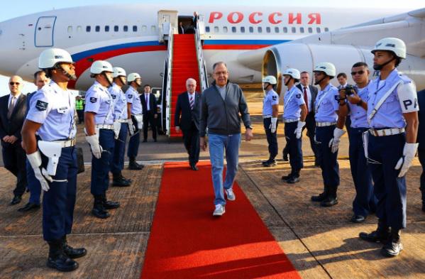 "ყველაფერს აკეთებს ზელენსკიზე შთაბეჭდილების მოსახდენად" - სერგეი ლავროვი ბრაზილიაში სპორტულ სამოსში (ფოტოები)