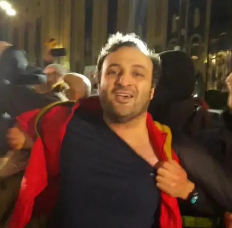 "გულამოგდებული შემოქანდა, ზუსტად ერთ წუთში ჩაარაკრაკა ცნობილ იქნეს სამართალდამრღვევადო... საშიში რამე აკისრებინეს " - სასამართლომ "პუბლიკას“ დირექტორს 2 200-ლარიანი ჯარიმა დააკისრა