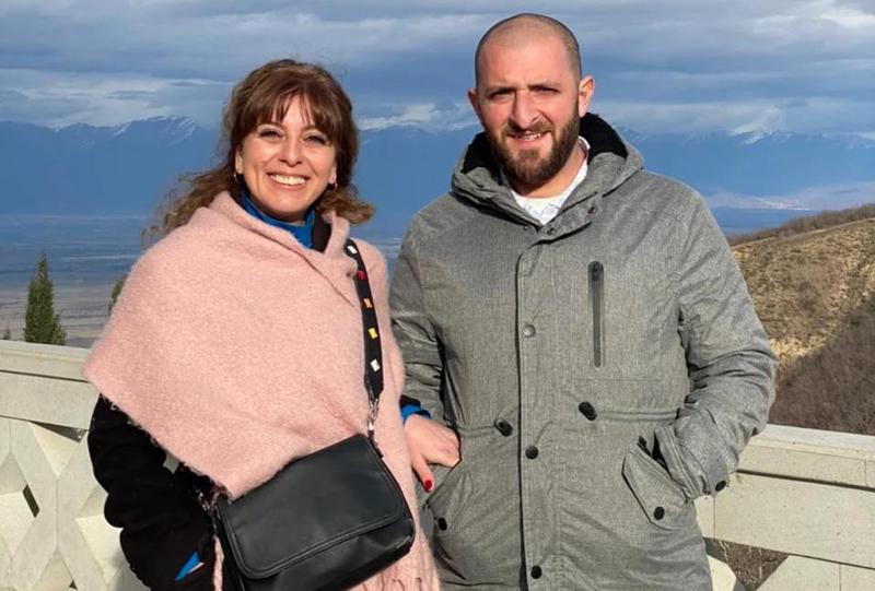 "ჩემი მეუღლე კურიერია... ორმოში ჩაარტყა სკუტერი, ძლივს გადარჩა. ვიღაცამ დაინახა როგორ იმტვრეოდა, იხელთა დრო, აიღო ტელეფონი და გაქრა" - რას წერს მსახიობი მაკა ძაგანია?