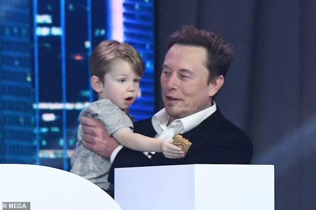 ილონ მასკის ბიჭუნა ყველაზე უჩვეულო სახელით კამერების წინ პირველად გამოჩნდა - მილიარდერისა და მისი ვაჟის ფოტოები