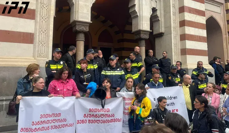 “სრულიად აპოლიტიკურები ვართ, ვითხოვ მედიკამენტს... არავინ გაბედოს, რაიმეს "მოკერება" - თბილისში აქონდროპლაზიით დაავადებული ბავშვების მშობლების მხარდამჭერი მარში მიმდინარეობს