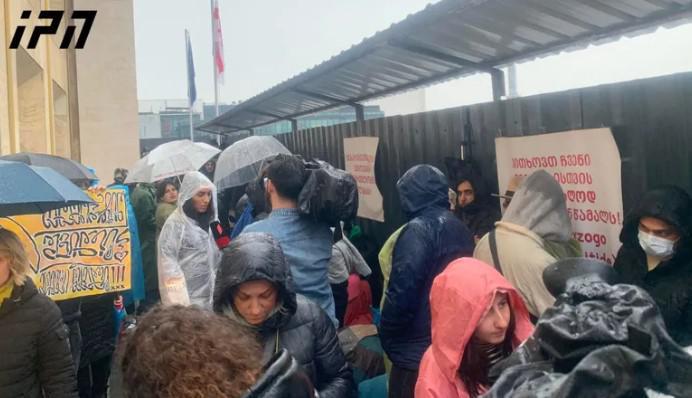 "დედა არასდროს მოითხოვს შვილისთვის მედიკამენტს, რაც არ არის სასარგებლო" - მთავრობის ადმინისტრაციასთან, აქონდროპლაზიის  მქონე ბავშვების მხარდამჭერი აქცია მიმდინარეობს