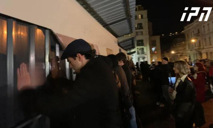 "წამალი ბავშვებს!" - რა ხდება ამ წუთებში მთავრობის ადმინისტრაციასთან სადაც  აქონდროპლაზიის  მქონე ბავშვების მხარდამჭერი აქცია მიმდინარეობს