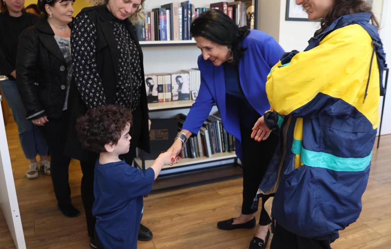 პრეზიდენტი აქონდროპლაზიის დიაგნოზის მქონე ბავშვების მშობლებს შეხვდა (ფოტო)