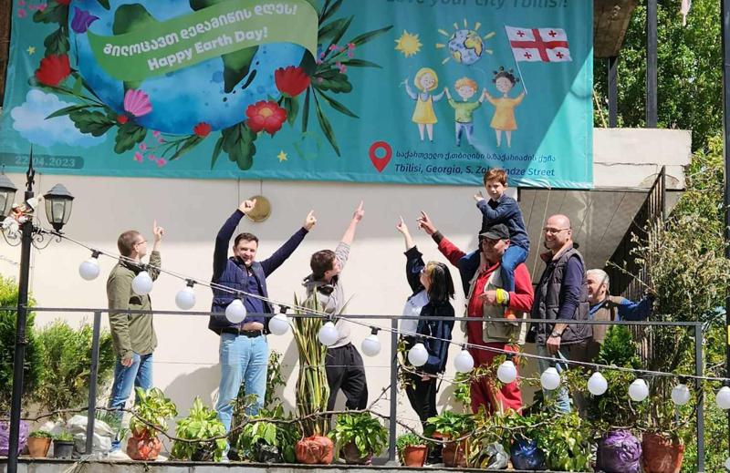 "ეს ურთიერთობაა, სიყვარულია, რაც ამ ქალაქს დღეს აკლია" - როგორ აღნიშნეს დედამიწის დღე თბილისის "ყველაზე სუფთა ქუჩაზე"?