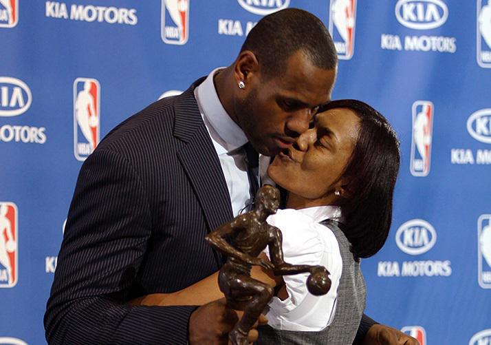 ქალი, რომელმაც მსოფლიოს სუპერვარსკვლავი "აჩუქა" - "თუ დღეს რამეს წარმოვადგენ, ეს დედაჩემის დამსახურებაა... მის ცხოვრებაში ჩემზე მთავარი არავინ არსებობდა"