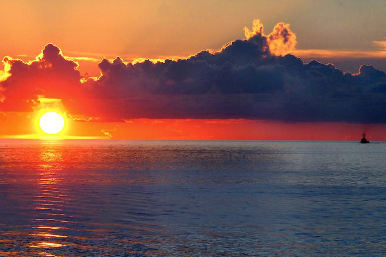 მსოფლიო ოკეანის ტემპერატურა მკვეთრად იზრდება, ზუსტი მიზეზი უცნობია: მეცნიერები შეშფოთებას ვერ მალავენ - რა უმძიმესი შედეგები შეიძლება მოჰყვეს ამ პროცესს?