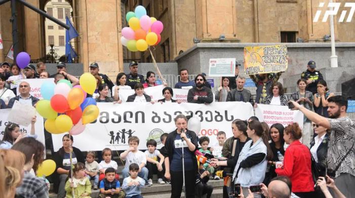 "წამალი ბავშვებს" - აქონდროპლაზიის დიაგნოზის მქონე ბავშვების მხარდასაჭერად პარლამენტთან აქცია იმართება