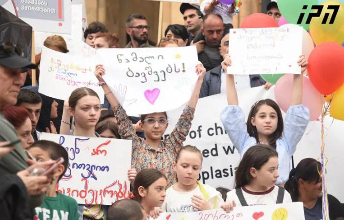 "ერთადერთ შემთხვევაში შევწყვეტთ პროტესტს.. თუ ღარიბაშვილი სამართლებრივ აქტს მოაწერს ხელს და არაუგვიანეს 1-ელი სექტემბრისა შემოტანილი იქნება "ვოსორიტიდი" - მშობელი