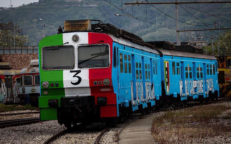 ნეაპოლში ჩემპიონობისთვის ემზადებიან - ქალაქში მატარებელიც კი თავიანთი საყვარელი გუნდის ფერებში შეღებეს (ფოტოები)