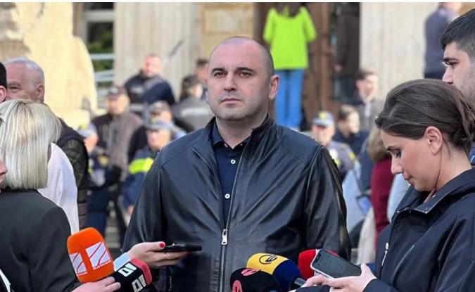 ლევან ხაბეიშვილი ითხოვს, „ყვარლის ტბის“ ტერიტორიაზე დევი ჭანკოტაძე და თემურ ჯანაშია შეუშვან, რათა დარწმუნდნენ, რომ სერგეი ლავროვის ოჯახის წევრებმა სასტუმრო დატოვეს