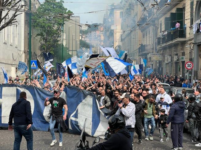 უდინე ცისფერმა ტალღამ წალეკა - 15 ათასი ნეაპოლელი გრანდიოზული ზეიმისთვის ემზადება: დიდი ალბათობით "ნაპოლი" დღეს ჩემპიონობას გაიფორმებს