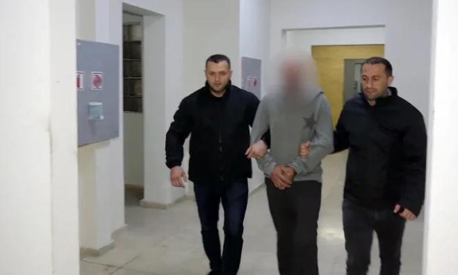 დაკავებულია მამაკაცი, რომელმაც ნათესავ ქალს ხელკეტისა და ელექტროშოკის გამოყენებით დაზიანებები მიაყენა, რის შედეგადაც იგი ადგილზე გარდაიცვალა