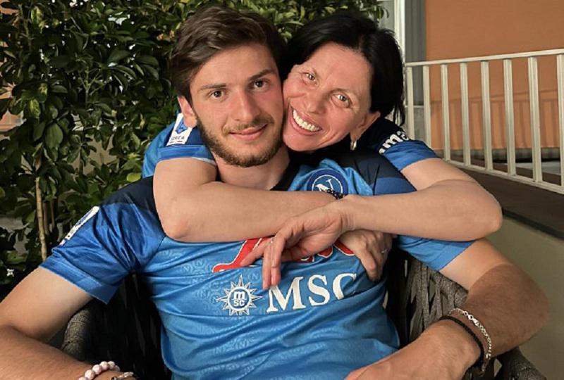 "ოცნებები ნამდვილად ხდება იქ, სადაც შენ ხარ" - რას წერს ხვიჩა კვარაცხელიას დედა