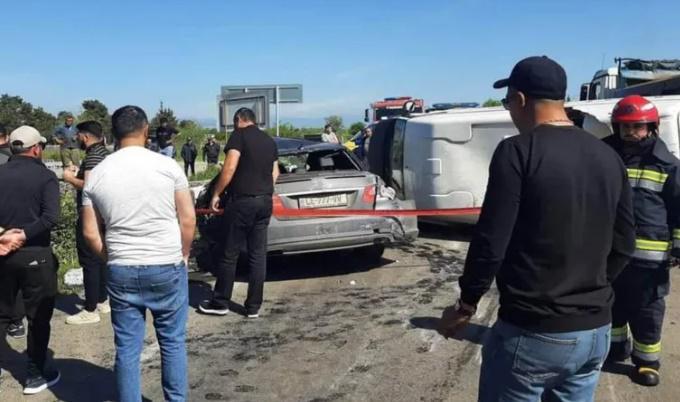 ავარია მარნეული-სადახლოს გზაზე - მიკროავტობუსისა და მსუბუქი ავტომობილის შეჯახებას მსხვერპლი მოჰყვა