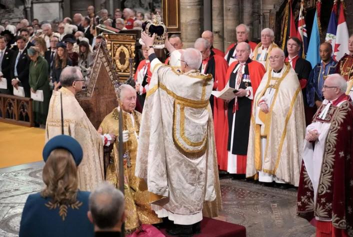 ჩარლზ III მეფედ აკურთხეს