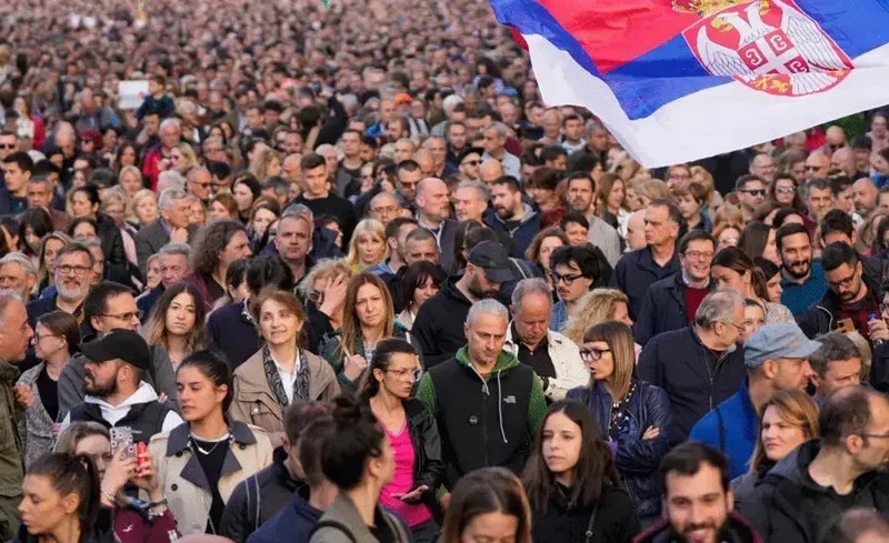 ბელგრადის სკოლაში მომხდარი ტრაგედიის შემდეგ, სერბეთში ათიათასობით ადამიანი ქუჩაში გამოვიდა  - დემონსტრანტები მაღალჩინოსნების გადადგომას მოითხოვენ