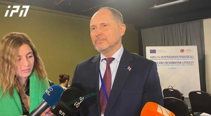 "ყველა პოლიტიკურ ლიდერს მოგმართავთ, გააკეთოთ პაუზა და მოუსმინოთ, თუ რის გაკეთებას გთხოვთ საქართველოს მოსახლეობა" - ევროკავშირის ელჩი