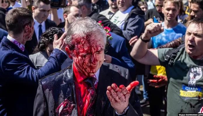 ვარშავაში რუსეთის ელჩს წითელი არმიის ჯარისკაცების ძეგლის გვირგვინით შემკობის საშუალება არ მისცეს - ისმოდა შეძახილები: "რაშისტი"