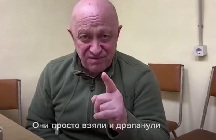 "რატომ ვზეიმობთ, რას აღვნიშნავთ? როგორ უნდა მოვიგოთ ომი, თუ აღმოჩნდა, რომ ბაბუა სულელია?" - პროგოჟინის მორიგი "დარტყმა" პუტინის გენერალიტეტს და ორაზროვანი მიმართვა