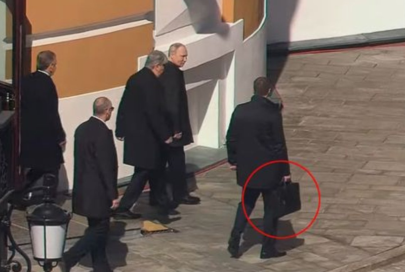 აღლუმზე "ბირთვული ჩემოდნით"? - რეალურად რა დანიშნულება აქვს ჩემოდანს, რომელიც პუტინის თანმხლებს ჰქონდა