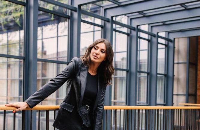 "ჩემს მეუღლეს არ უყვარს სადმე გამოჩენა, თუმცა ჩემთვის არასდროს უთქვამს, მოდელობას თავი დაანებეო" - როგორ ცხოვრობს და რას საქმიანობს 2000-იანი წლების პოპულარული მოდელი?