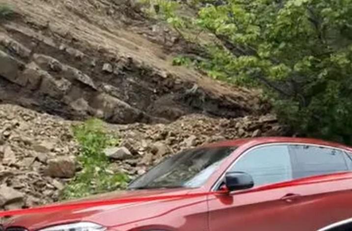 თბილისში, კაკაბაძის ქუჩაზე კლდის მასა ჩამოიშალა, დაზიანდა 2 ავტომობილი - რა ხდება ადგილზე