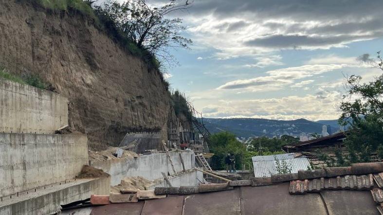 თბილისში, ართვინის ქუჩაზე, კედლის მოწყობის დროს ფერდობის მასა ჩამოიშალა, რა დროსაც 2 მუშა დაიღუპა