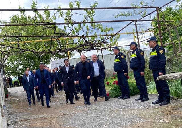 ვახტანგ გომელაურმა და ვაჟა სირაძემ ავარიის შედეგად დაღუპული პოლიციელების ოჯახებს მიუსამძიმრეს (ფოტო)