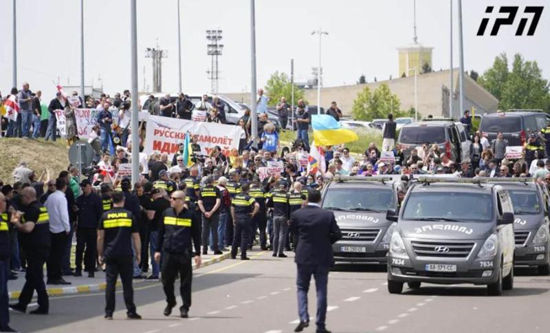რუსული თვითმფრინავის ჩამოფრენის გასაპროტესტებლად აეროპორტთან მიმდინარე აქციაზე რამდენიმე ადამიანი დააკავეს