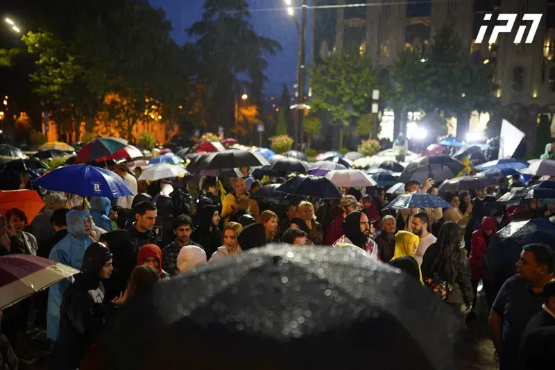რა ვითარებაა პარლამენტთან, სადაც მოქალაქეები რუსეთ-საქართველოს შორის პირდაპირი ფრენების აღდგენის გასაპროტესტებლად იკრიბებიან