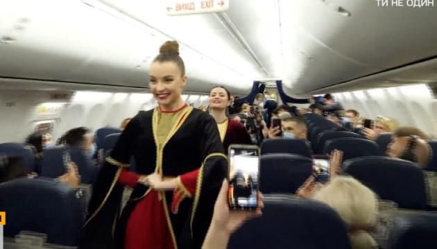 ვიდეო, რომლის მიხედვითაც, თითქოს ოკუპანტი ქვეყნიდან თბილისისკენ რეისზე მგზავრებს რუსებმა უცეკვეს, რეალობას არ ასახავს - კადრები ძველია და უკრაინულ ბორტზეა გადაღებული