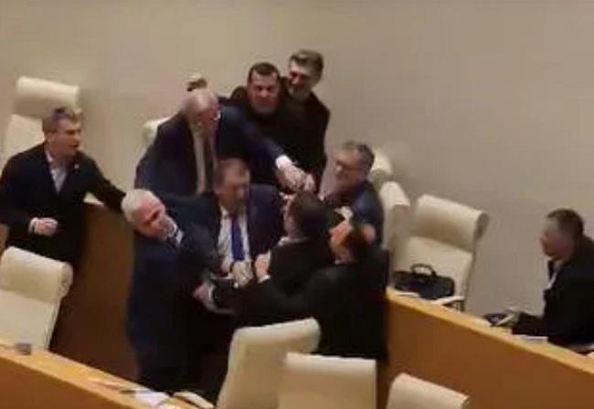 ხელჩართული ჩხუბი პარლამენტში - გიორგი ვაშაძეს დეპუტატები ფიზიკურად დაუპირისპირდნენ