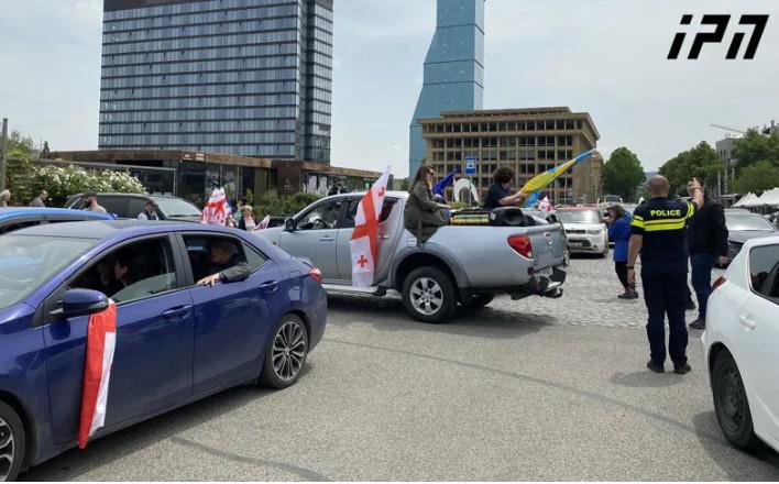 "არა რუსულ ფრენებს“ - რესპუბლიკის მოედნიდან თბილისის საერთაშორისო აეროპორტისკენ მსვლელობა იმართება