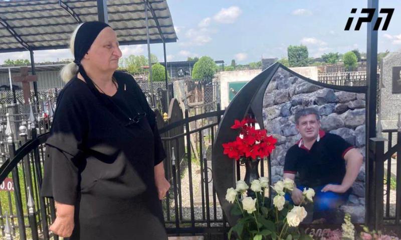 "დღეს პირველად, რომ ჩამოვაფრენთ რუსეთის თვითმფრინავს... მგონია, რომ ცოტა უხერხულობას უნდა უქმნიდეთ არა იმიტომ, რომ ჩემი შვილი დღეს მოკვდა, არა!.." - საოკუპაციო რეჟიმის მოკლული გიგა ოთხოზორიას დედა