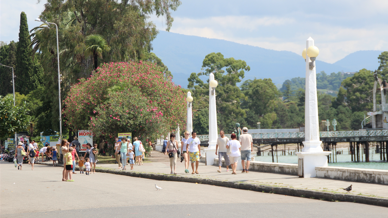 "გოგონები გამჭირვალე შარფით დადიან ქალაქში, ამას ვერ ავიტანთ" - აფხაზები ამბობენ, რომ "არასათანადოდ ჩაცმის" პრობლემა ძირითადად რუსებს აქვთ: შეფასებები ე.წ. ჩაცმის კანონპროექტზე