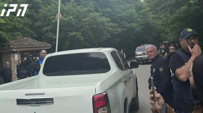 "ყვარლის ტბასთან" ვითარება დაიძაბა - აქტივისტებმა სასტუმროდან გამოსულ მიკროავტობუსებს კვერცხები დაუშინეს (ფოტოები ადგილიდან)