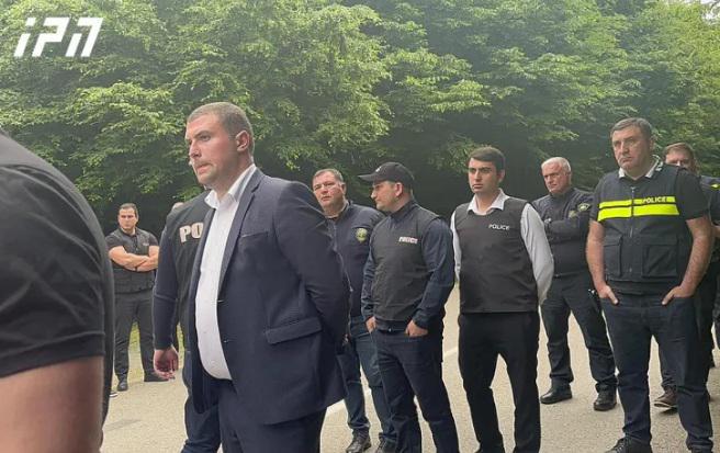 სასტუმრო "ყვარლის ტბასთან" პოლიცია აქციის მონაწილეებს აკავებს